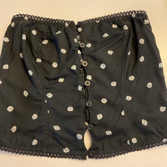 18. Motel Rocks Black Bandeau Crop Top with White Floral Pattern Size XS - Picture 4 of 4